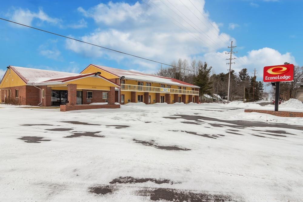 Econo Lodge Cadillac By Choice Eksteriør billede