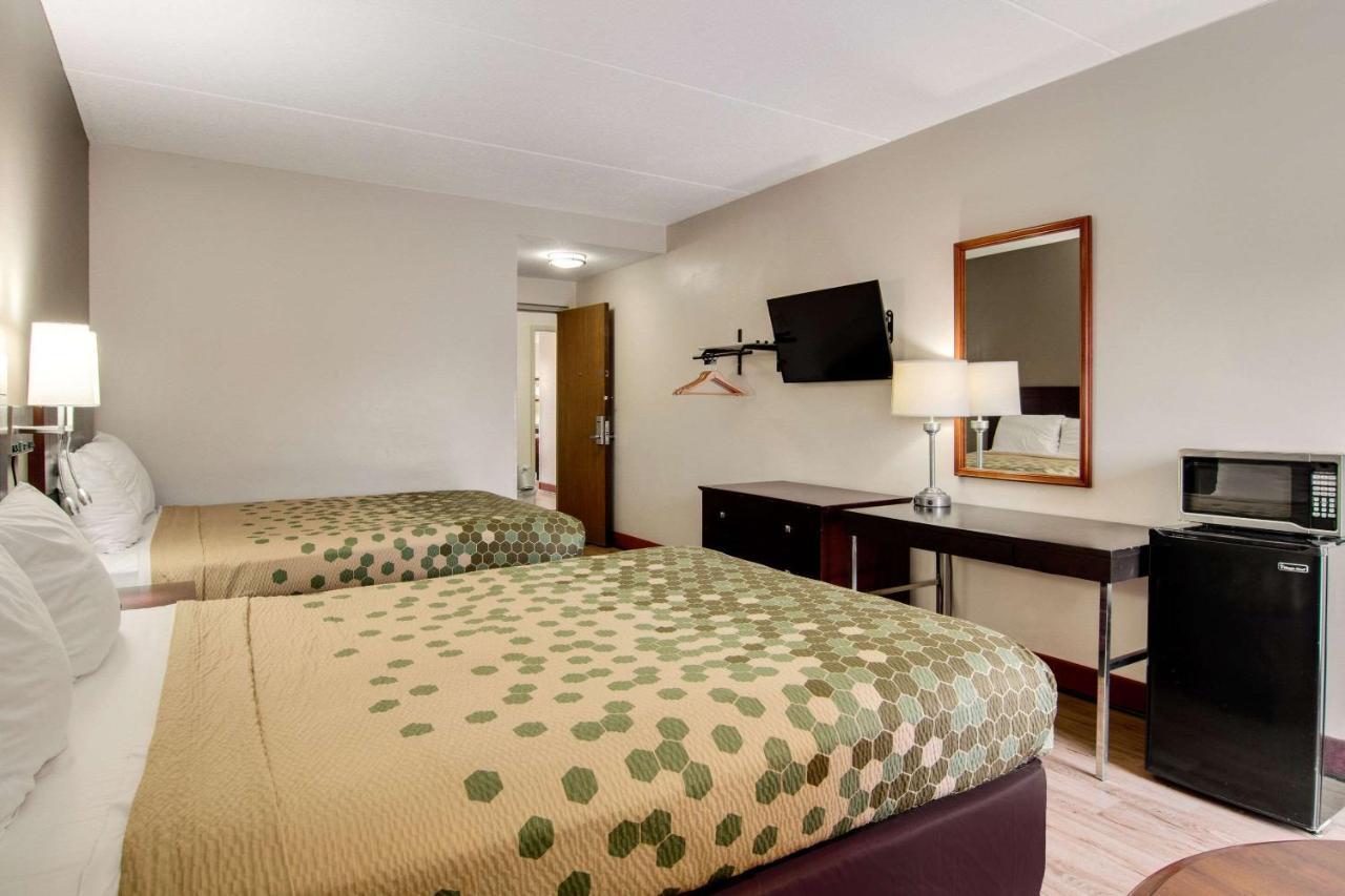 Econo Lodge Cadillac By Choice Eksteriør billede
