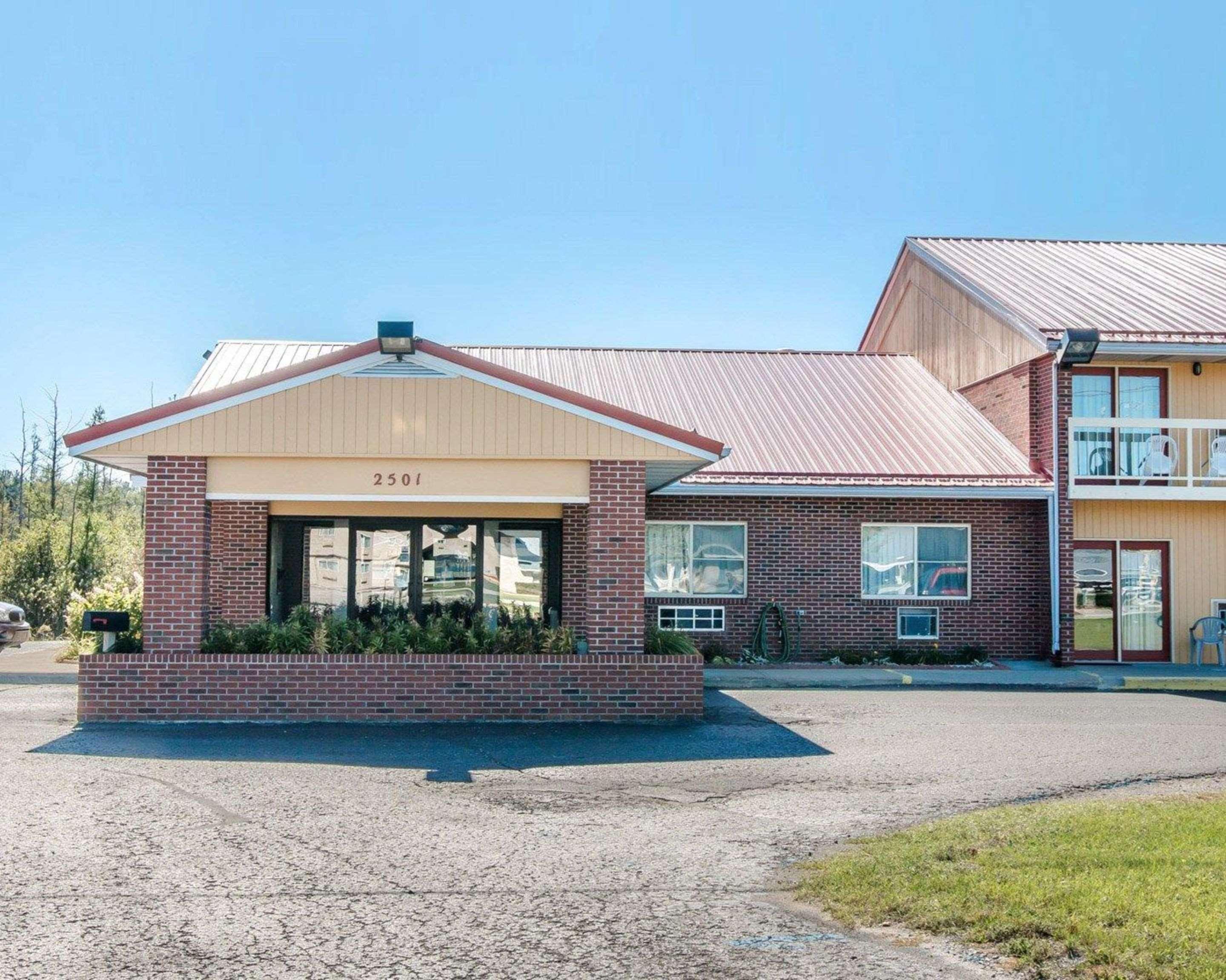 Econo Lodge Cadillac By Choice Eksteriør billede